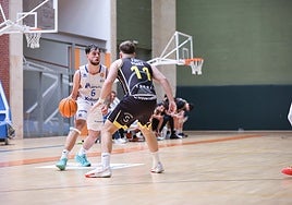 Imagen del derbi de la pasada campaña en el pabellón municipal de Carbajosa.