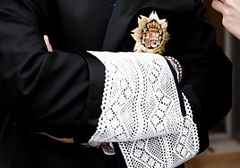 Un juez con la toga negra reglamentaria, durante un paro de diez minutos de asociaciones de jueces y fiscales, frente a los Juzgados de Plaza de Castilla.