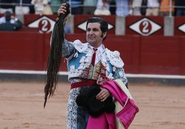 Morante de la Puebla, con el rabo del toro Repique, de Garcigrande.