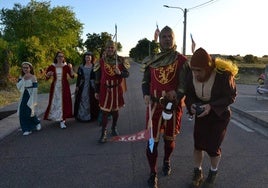 El desfile de disfraces y carrozas es uno de los momentos más divertidos de las fiestas.