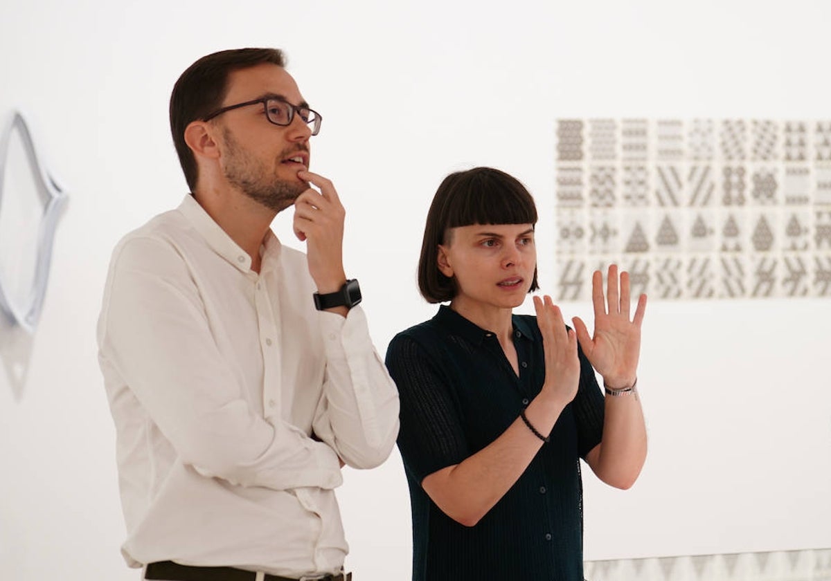 Laura Pilar Delgado, coautora de la exposición, junto al concejal de Cultura, Ángel Fernández.