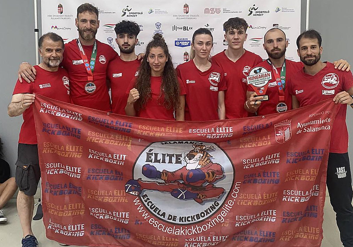 Jaime Lizana y Andrés Bernabé, junto al resto de miembros de la Escuela Élite Salamanca, con sus medallas.