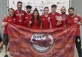 Jaime Lizana y Andrés Bernabé, junto al resto de miembros de la Escuela Élite Salamanca, con sus medallas.