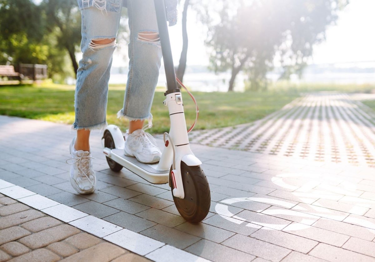 Patinete eléctrico por la calle.