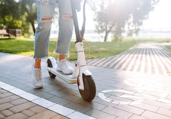 Patinete eléctrico por la calle.