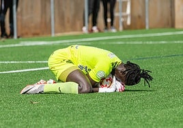 Leo Mendes se hace con el cuero durante un encuentro de la pasada campaña con el Quintanar del Rey.