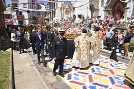 El Santísimo Sacramento a su paso por el atrio.