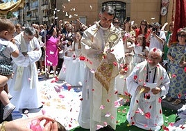Una lluvia de pétalos cae sobre el Santísimo Sacramento en una de las paradas de la procesión de Vitigudino.