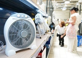 Ventiladores en un comercio salmantino.