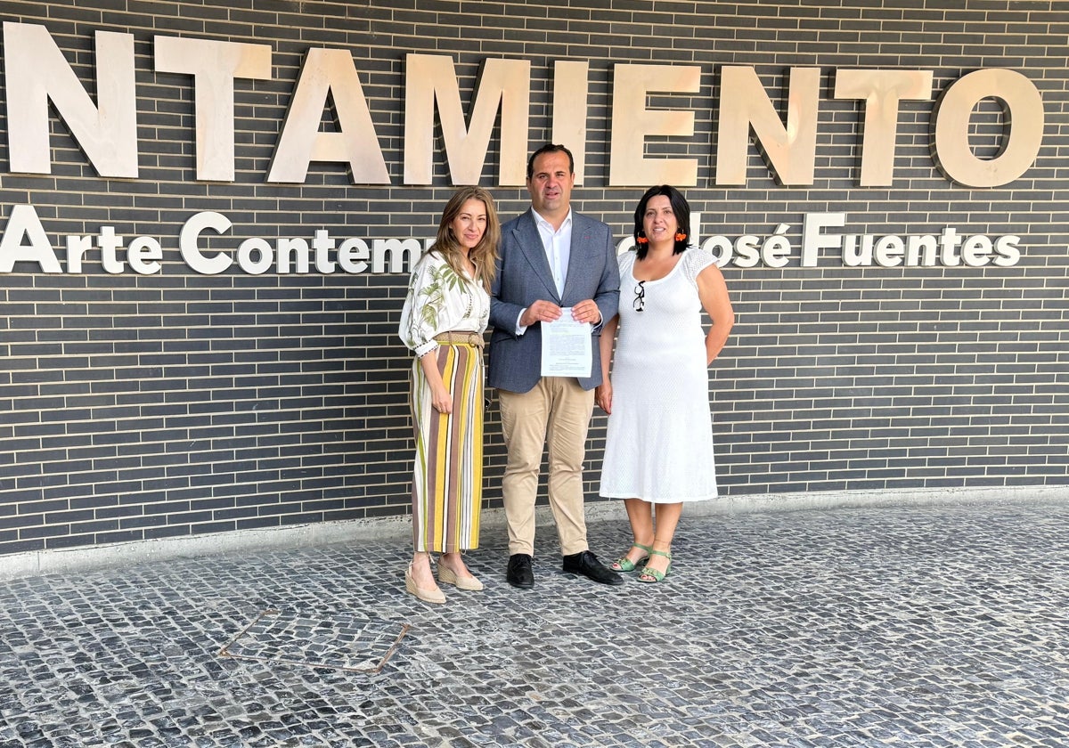 Marta Labrador, David Mingo y Silvia González, a la puerta de la Casa Consistorial de Santa Marta de Tormes.