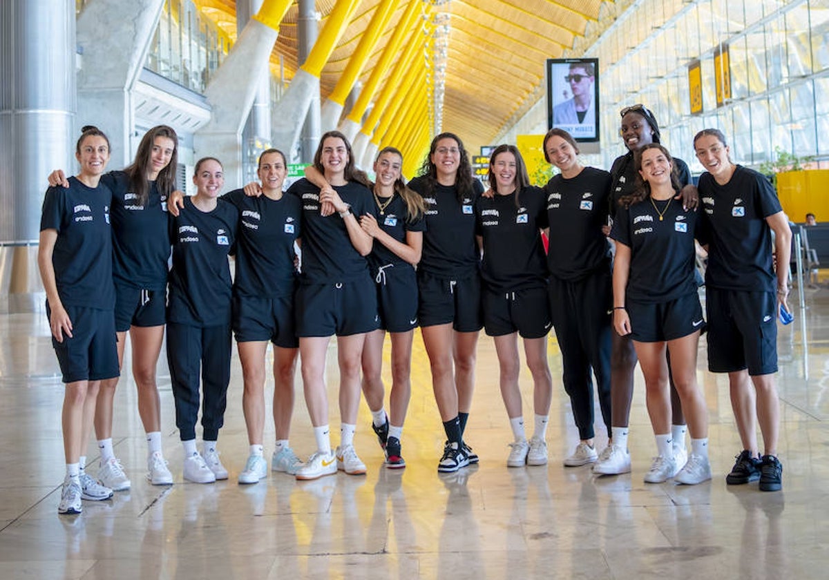 Las jugadoras de la selección, en el aeropuerto de Barajas antes de viajar a Alemania.