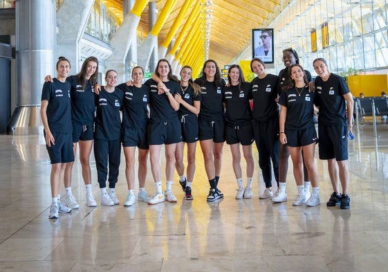 Las jugadoras de la selección, en el aeropuerto de Barajas antes de viajar a Alemania.