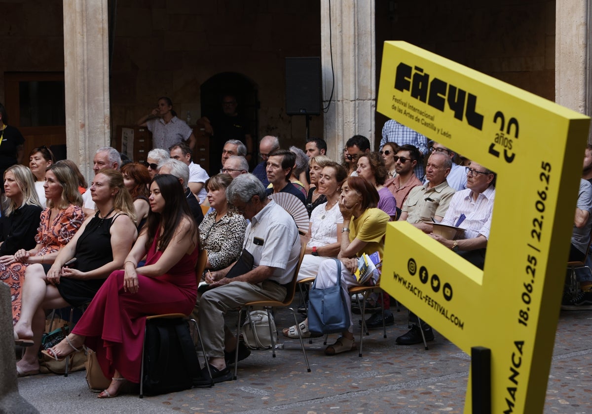 Público asistente en la ponencia celebrada en la Casa de las Conchas.