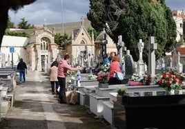 Salmantinos limpiando sepulturas en el cementerio San Carlos Borromeo.