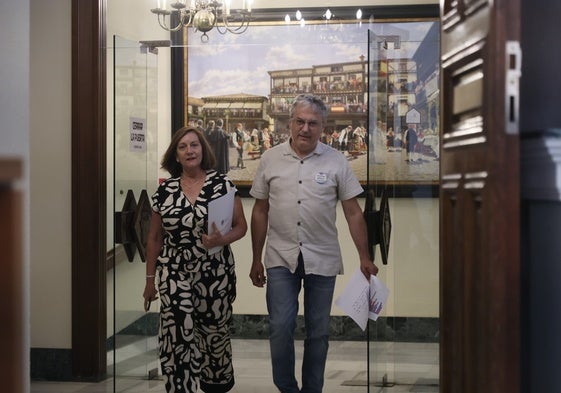 La alcaldesa de Peñaranda, Carmen Ávila, y el portavoz socialista en la Diputación, Fernando Rubio.