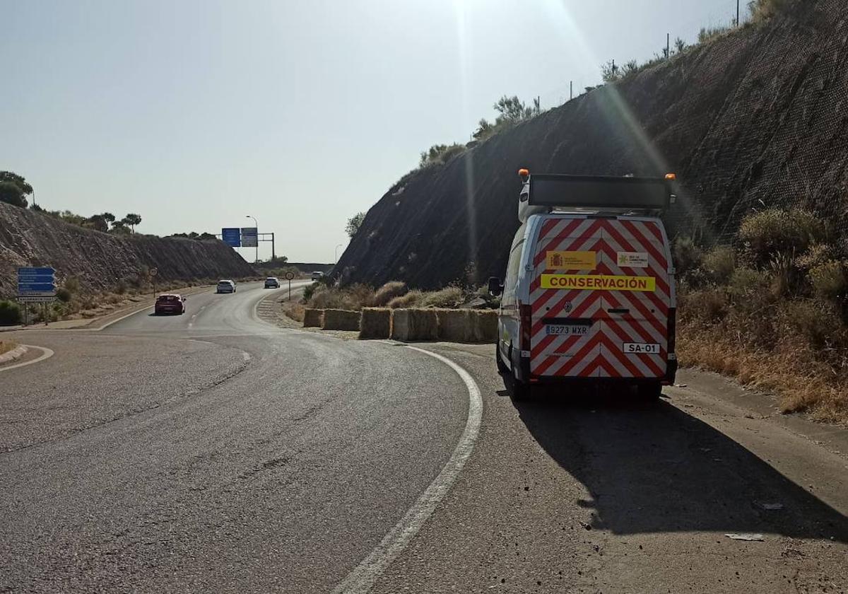 Pacas de paja retiradas por la red de Conservación de Carreteras.