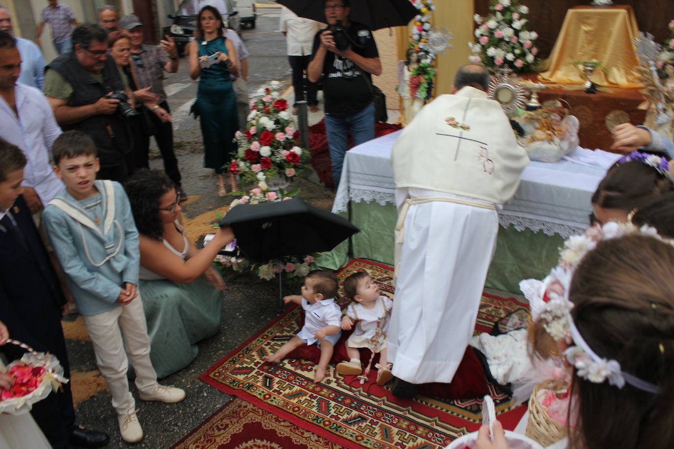 Procesión de paraguas en el intrépido Corpus de Vitigudino