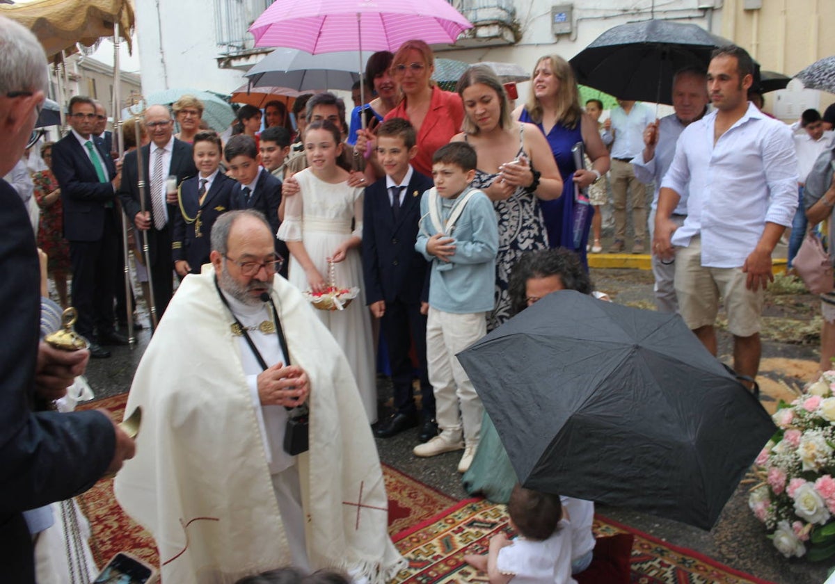 Procesión de paraguas en el intrépido Corpus de Vitigudino