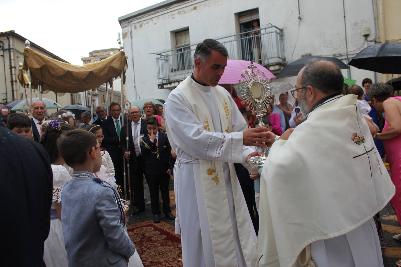 Procesión de paraguas en el intrépido Corpus de Vitigudino