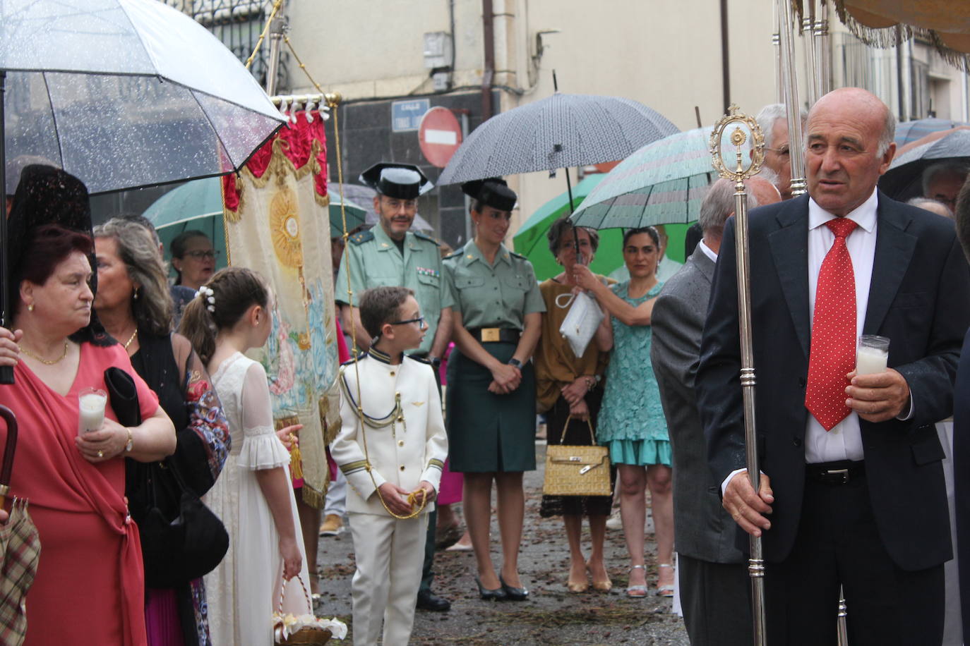 Procesión de paraguas en el intrépido Corpus de Vitigudino