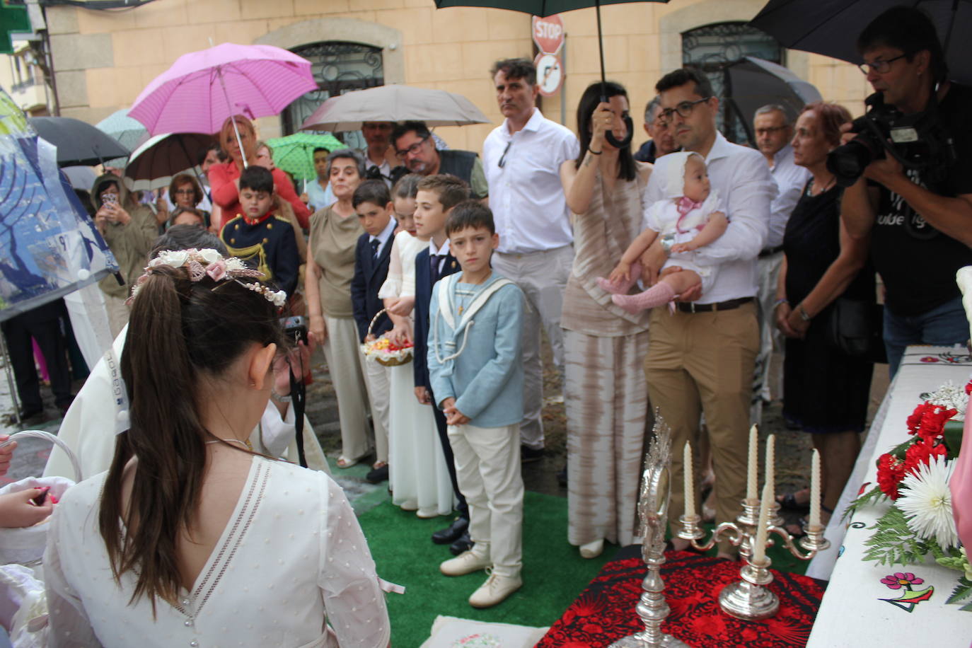 Procesión de paraguas en el intrépido Corpus de Vitigudino