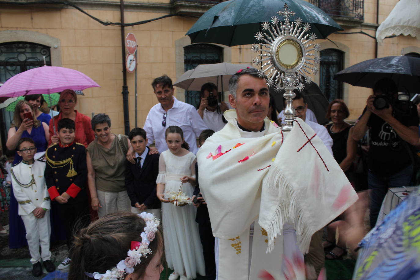 Procesión de paraguas en el intrépido Corpus de Vitigudino