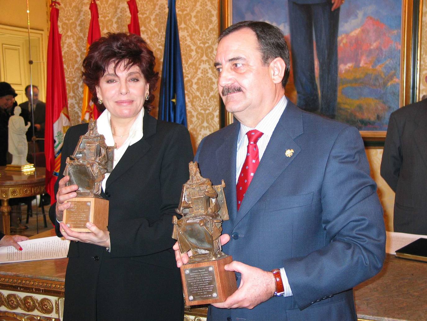 Charo López tras recibir el premio que la acredita como «Salmantina del Año 2002» en el campo de la cultura, un galardón que entrega la Asociación Cultural «Alfonso X, El Sabio» durante un acto que se produjo el 1 de febrero de 2003 en el salón de recepciones del Ayuntamiento de Salamanca.