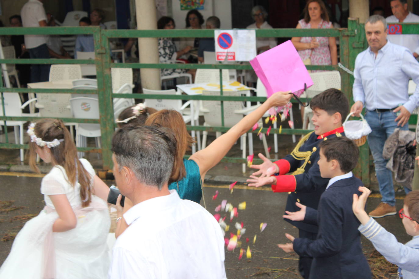 Procesión de paraguas en el intrépido Corpus de Vitigudino