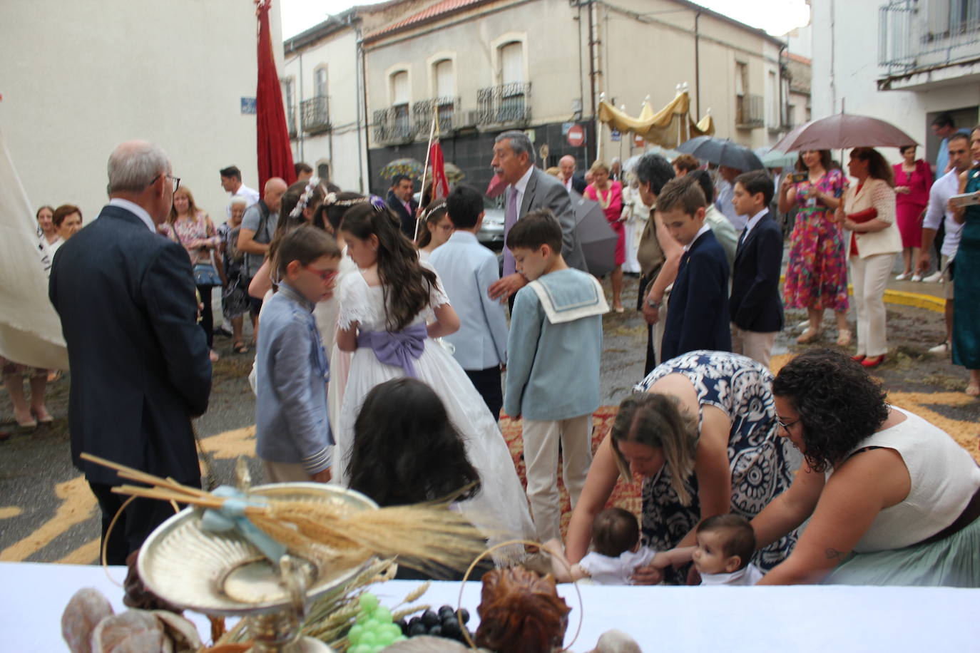 Procesión de paraguas en el intrépido Corpus de Vitigudino