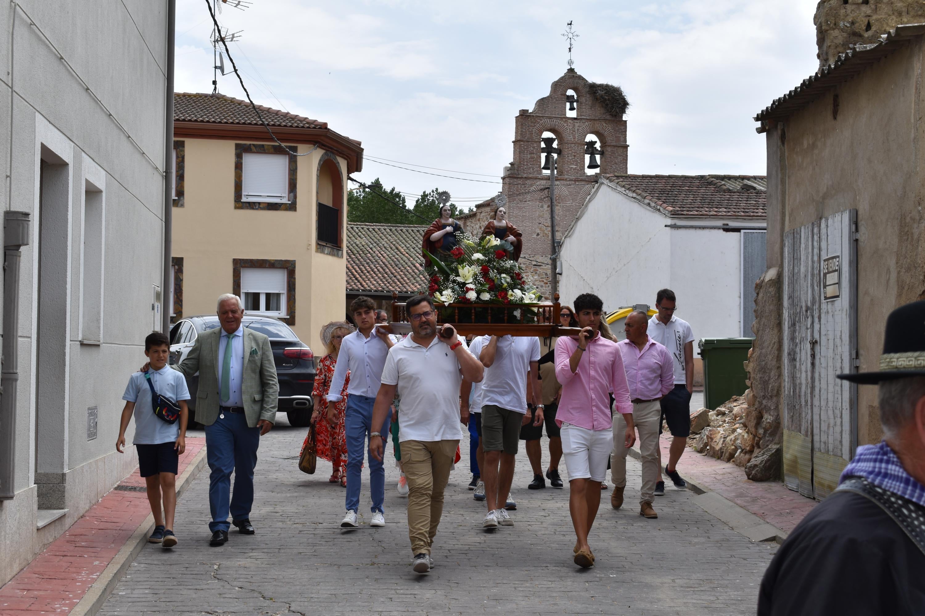 Sieteiglesias de Tormes rememora su historia con el reparto de 40 kilos de cerezas