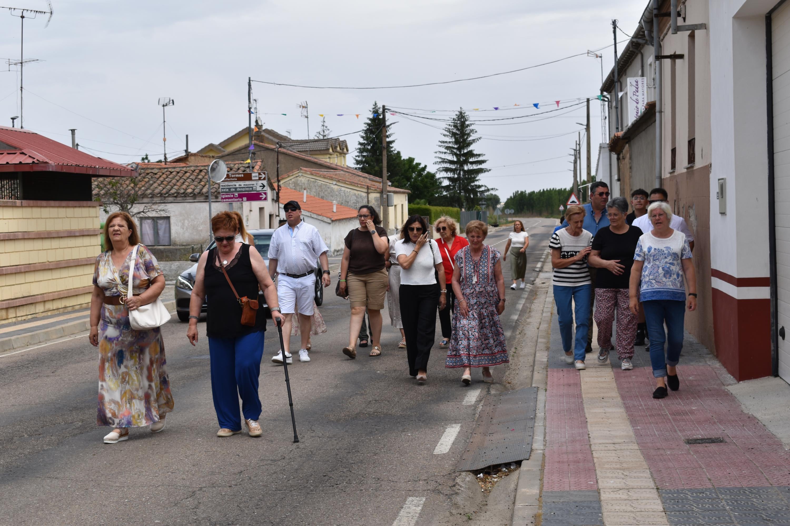 Sieteiglesias de Tormes rememora su historia con el reparto de 40 kilos de cerezas