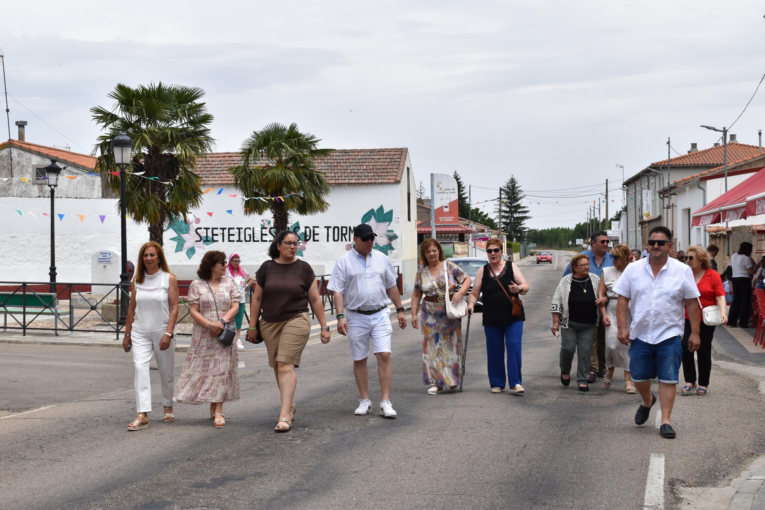 Sieteiglesias de Tormes rememora su historia con el reparto de 40 kilos de cerezas
