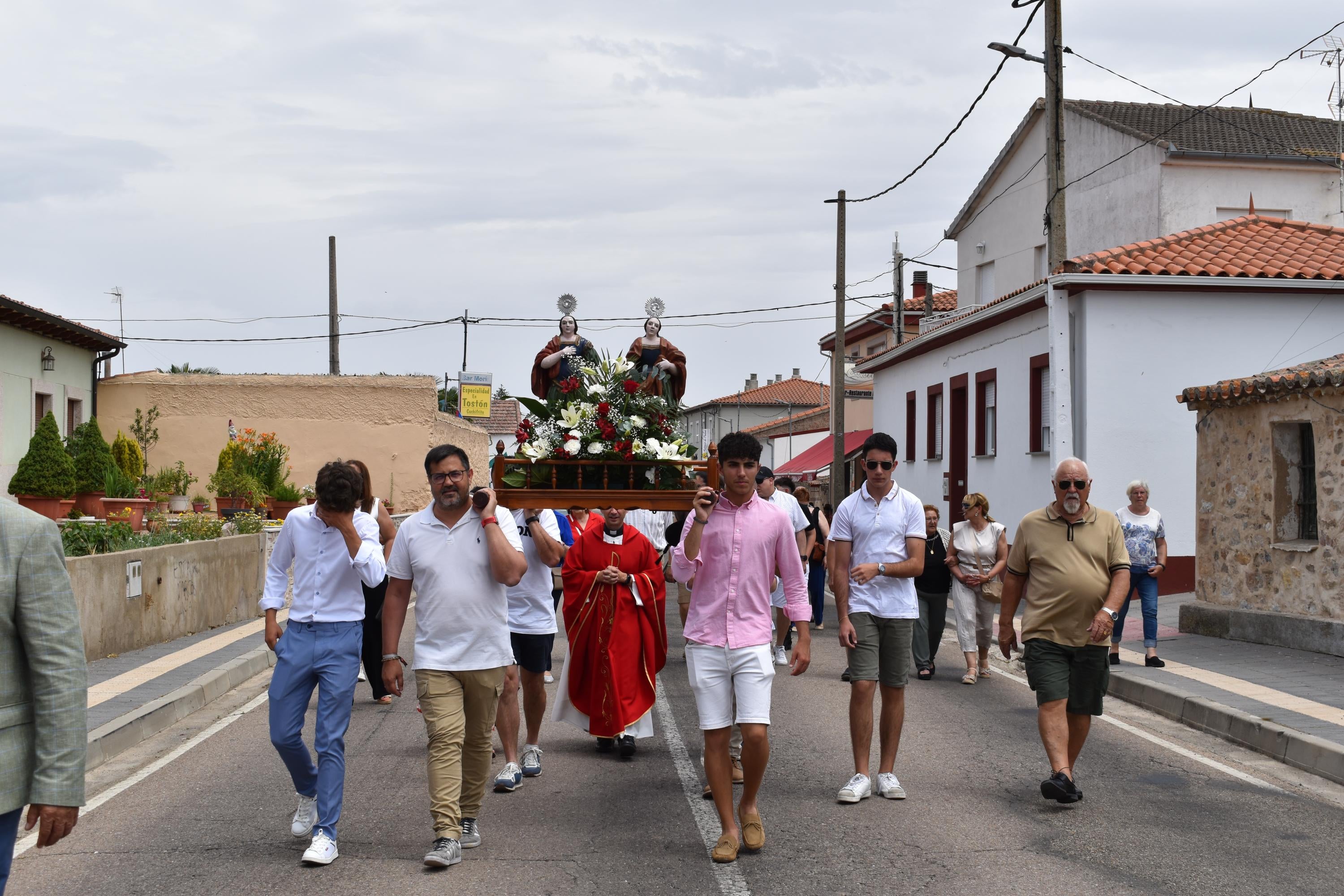 Sieteiglesias de Tormes rememora su historia con el reparto de 40 kilos de cerezas