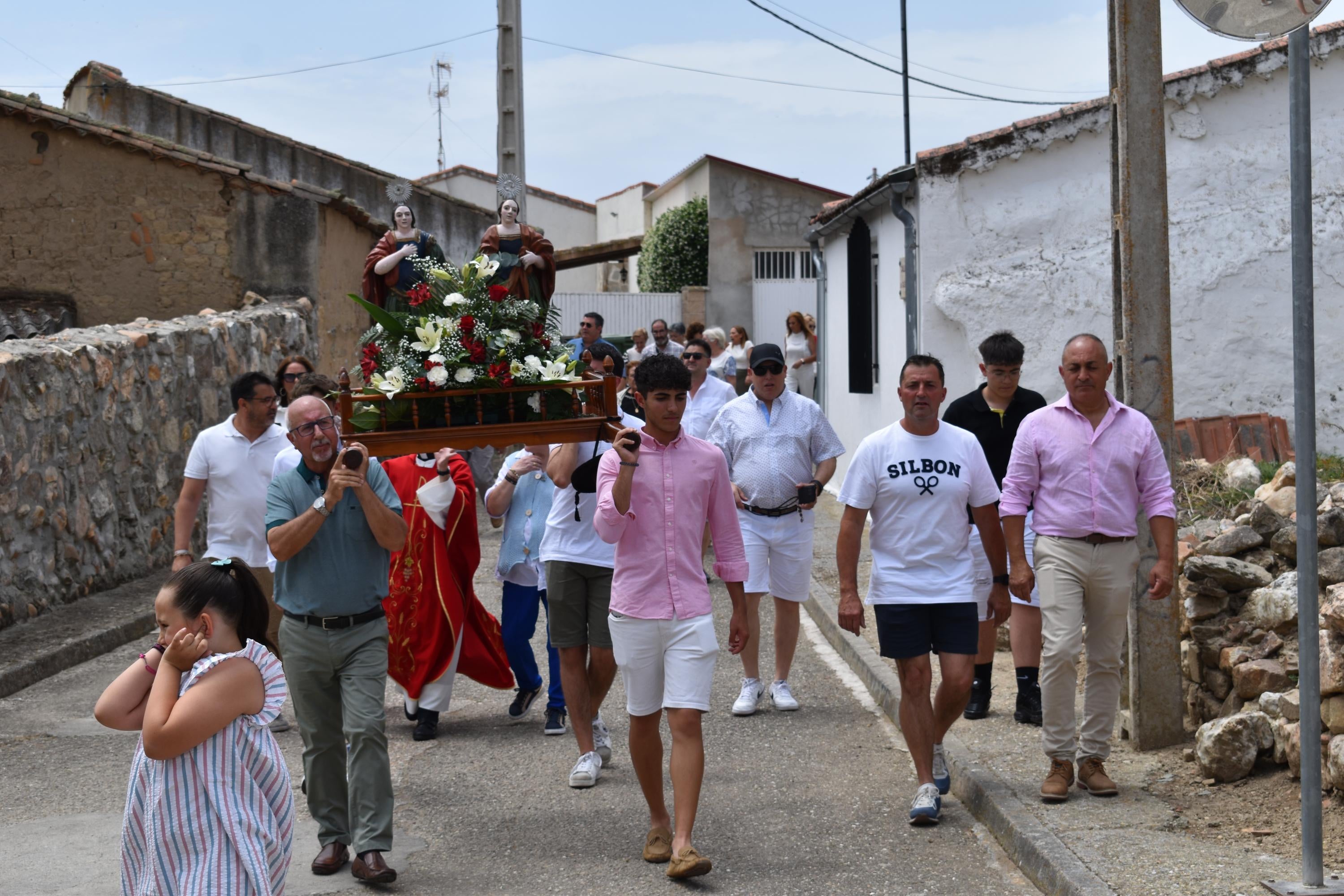 Sieteiglesias de Tormes rememora su historia con el reparto de 40 kilos de cerezas