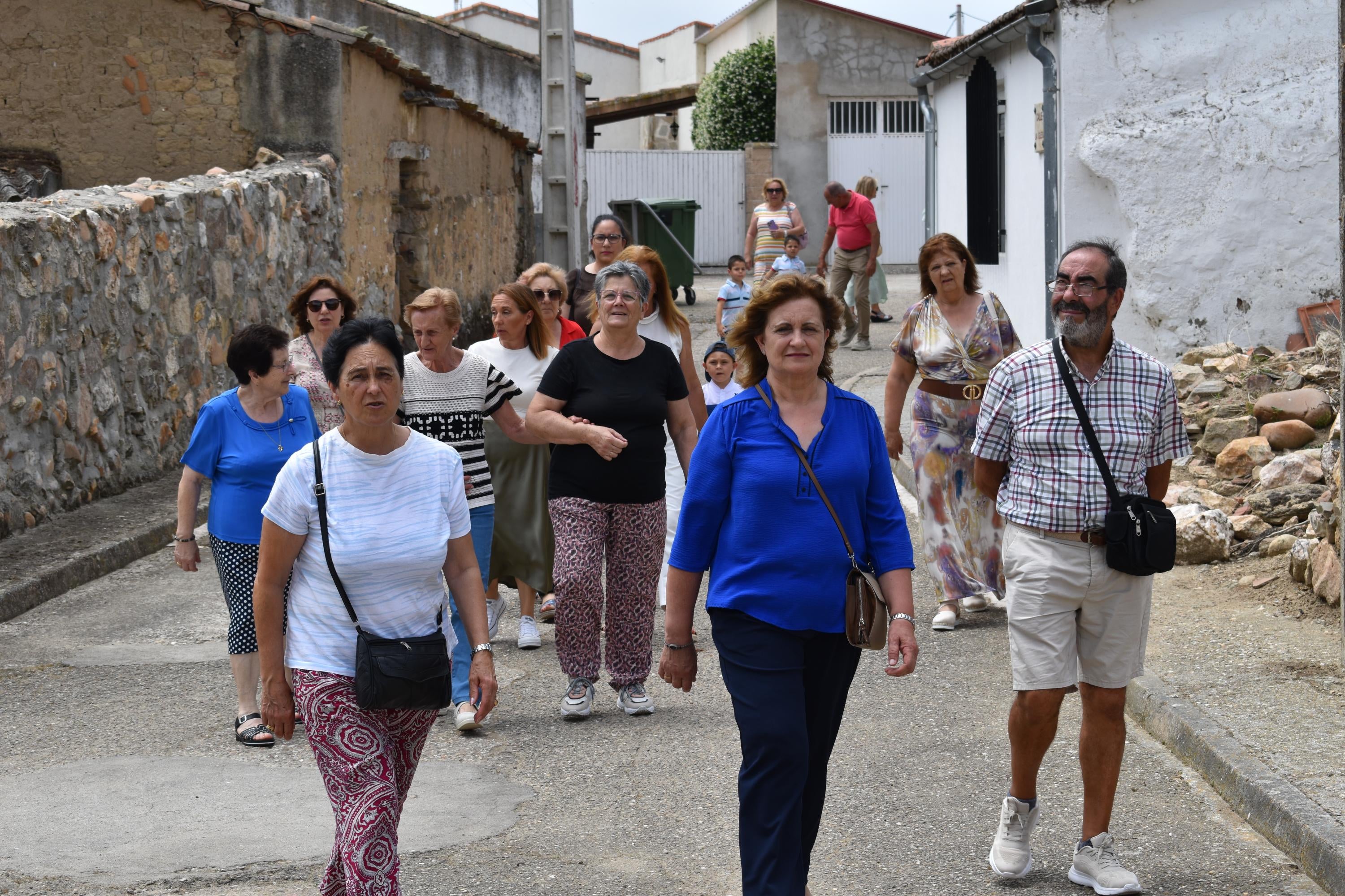Sieteiglesias de Tormes rememora su historia con el reparto de 40 kilos de cerezas