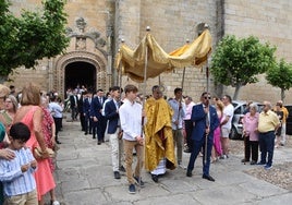 Instantes de la salida de la procesión del Corpus de Ledesma