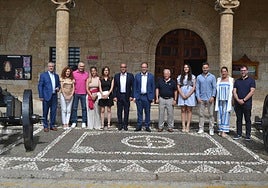 El alcalde y los concejales del equipo de Gobierno en la puerta de la Casa Consistorial