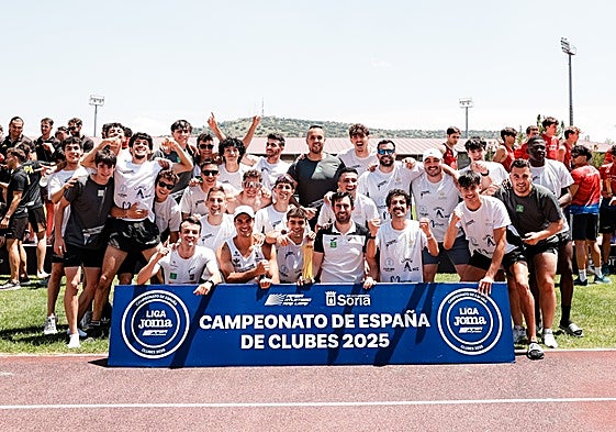 Víctor Mateos celebra junto a los atletas el ascenso a División de Honor en Soria.