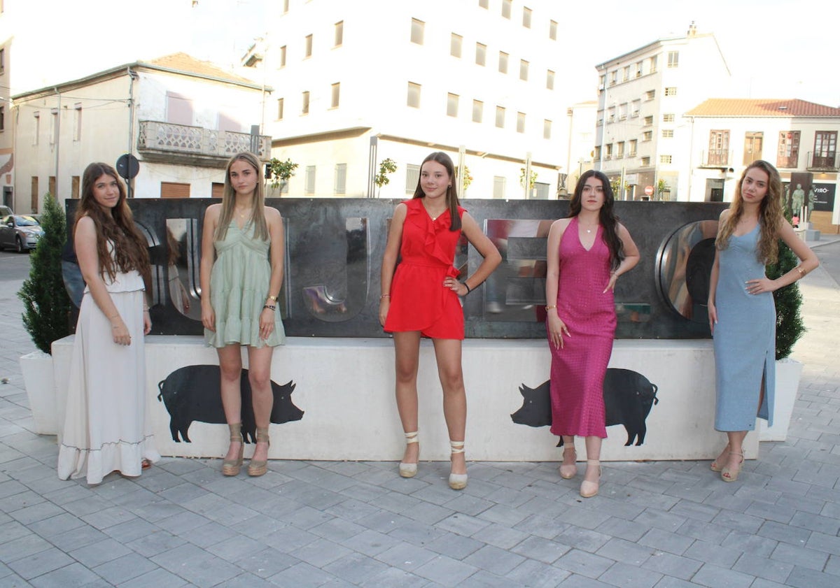 Imagen principal - Las damas, arriba, y los presentadores en la imagen inferior.