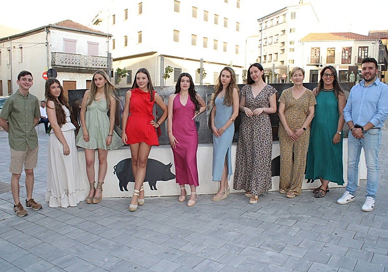 Los presentadores, las damas y los concejales durante el acto que tuvo lugar en la plaza de Julián Coca.