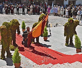 Los Hombres de Musgo y el concejal Javier Hernández, en la rendición de las banderas en 2024.