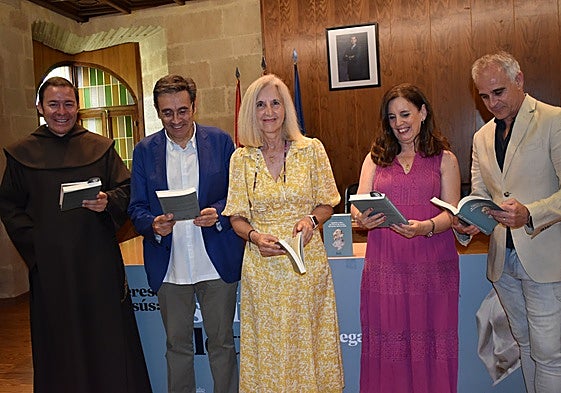Miguel Ángel González, Javier San José, Concepción Miguélez, Esther Borrego y Jacobo Sanz durante la presentación.
