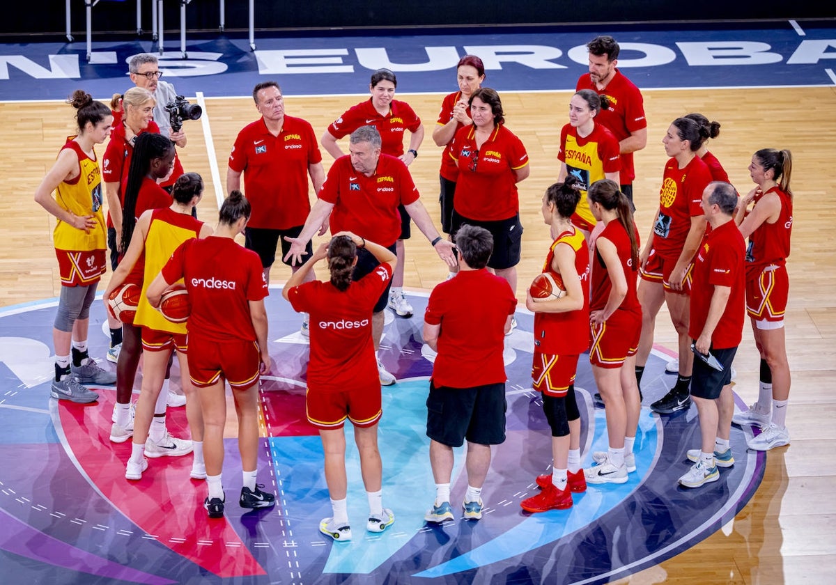 Jugadoras y técnicos de la selección española, en el entrenamiento del miércoles.