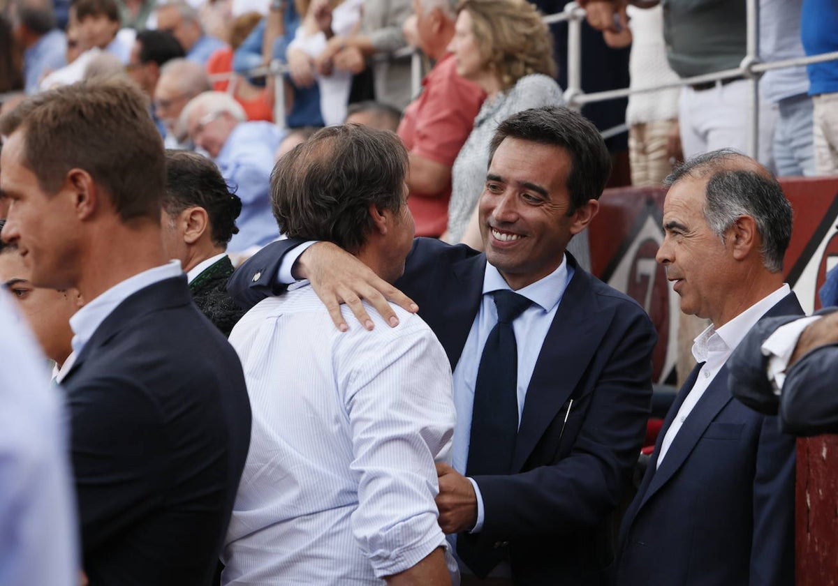 Pedro Jorge Marqués, apoderado de Morante de la Puebla, se abraza con Justo Hernández en el callejón de La Glorieta.