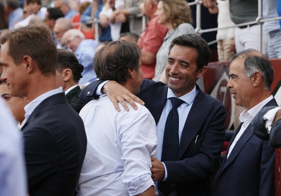 Pedro Jorge Marqués, apoderado de Morante de la Puebla, se abraza con Justo Hernández en el callejón de La Glorieta.