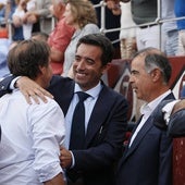 Pedro Jorge Marqués, apoderado de Morante de la Puebla, se abraza con Justo Hernández en el callejón de La Glorieta.