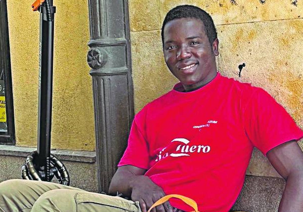 Moisés Maramón se refugia en un soportal de la Plaza del Corrillo.