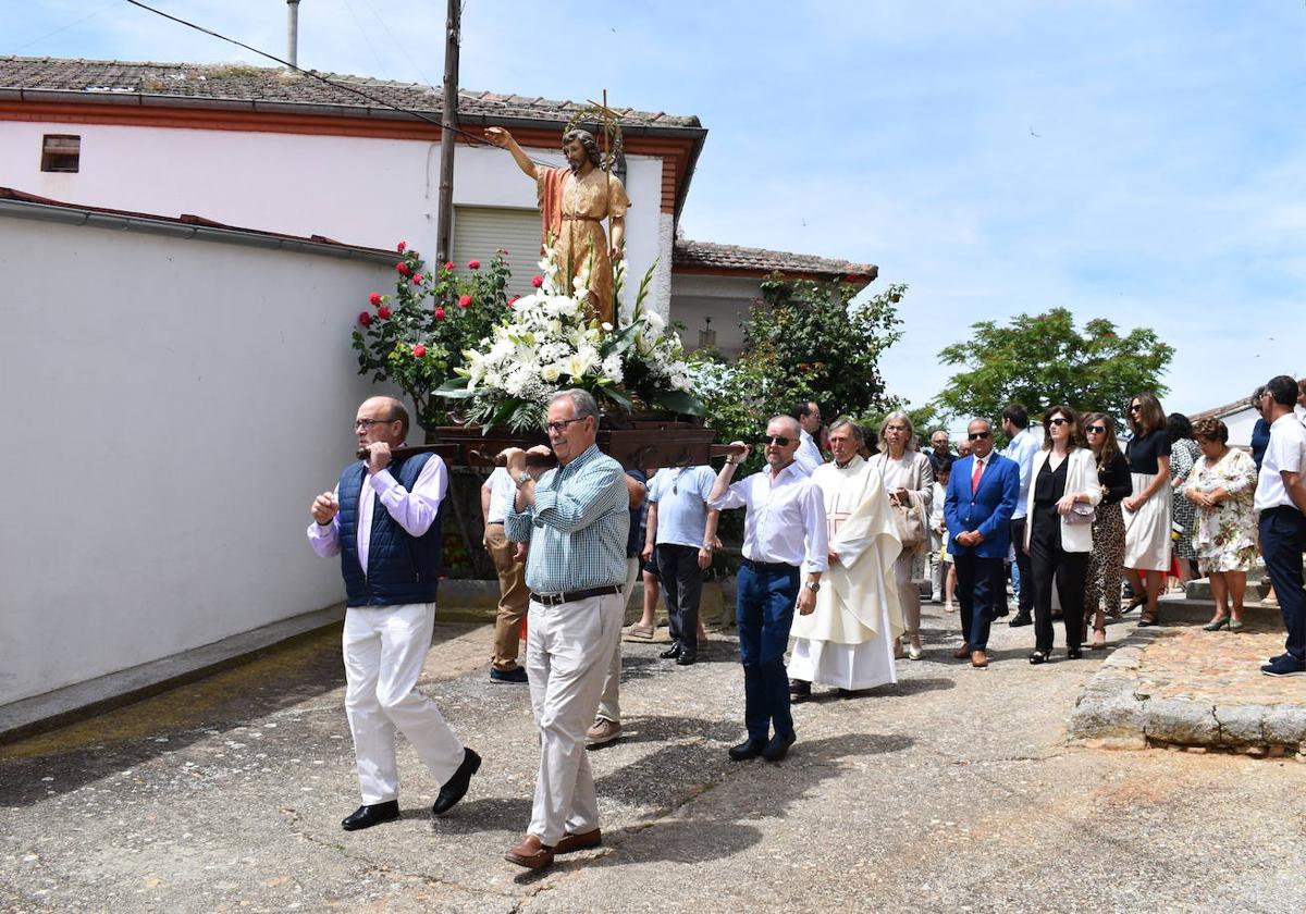 La procesión, con la imagen de San Juan Bautista.