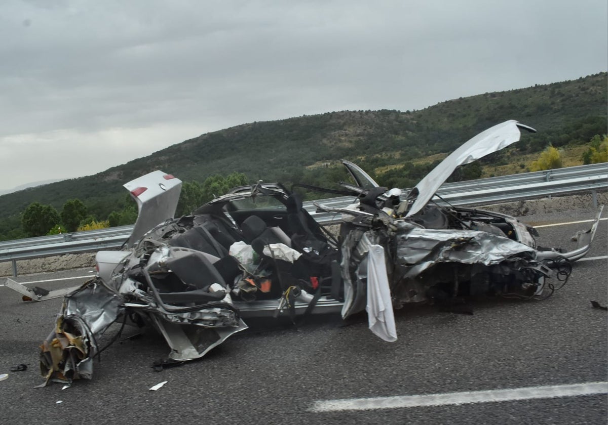 El turismo quedó siniestro total tras el accidente.
