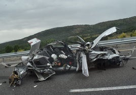 El turismo quedó siniestro total tras el accidente.